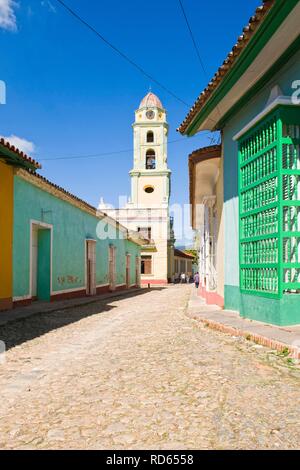 Le Convento de San Francisco de Asis monastère, Musée national de la Lucha Contra Bandidos, clocher et une rue typique Banque D'Images