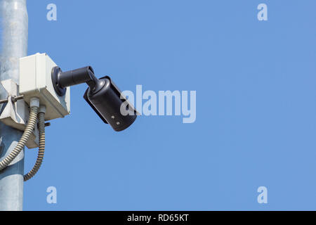 Caméra de surveillance CCTV vedio équipement en tons sombres tower accueil et de la chambre sur le mur du bâtiment du système de sécurité de contrôle de zone pour piscine Banque D'Images