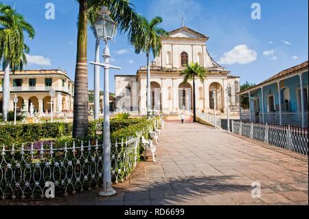 La Plaza Mayor et l'Église Parroquial Mayor ou Santisima Trinidad, Trinidad, Site du patrimoine mondial de l'UNESCO, la province de Sancti Spiritus Banque D'Images