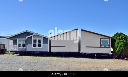 Vente maisons lot avec vue sur les deux moitiés de largeur double chambre qui pourrait être déplacé à l'emplacement, Arizona, USA Banque D'Images