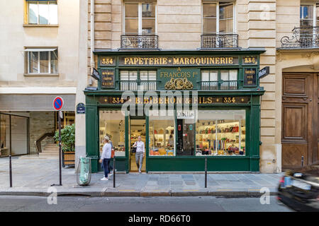 L'extérieur de B. biberon & fils, une boutique de maroquinerie et papeterie rue Saint-Honoré, Paris, France Banque D'Images