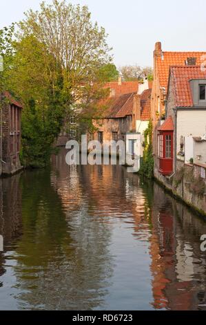 Ses bâtiments reflétant dans un canal, centre historique de Bruges, site du patrimoine mondial de l'UNESCO, Belgique, Europe Banque D'Images