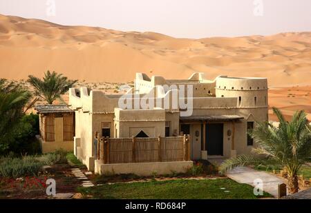 Luxe désert hôtel Anantara Qasr Al Sarab resort hotel, construit comme un désert fort, entourée de hautes dunes de sable, près de la Liwa Banque D'Images