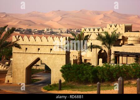 Luxe désert hôtel Anantara Qasr Al Sarab resort hotel, construit comme un désert fort, entourée de hautes dunes de sable, près de la Liwa Banque D'Images