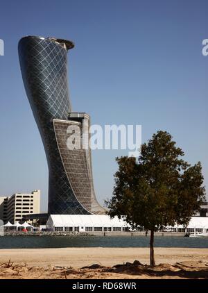 Le capital Gate accueil d'un gratte-ciel 5 étoiles Hyatt Hôtel fait partie de l'Abu Dhabi National Exhibitions Company exhibition Banque D'Images