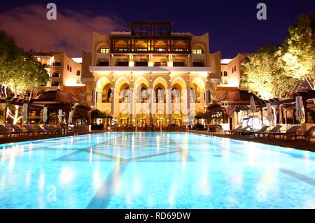 Piscine de l'hôtel, le Shangri-La Hotel, Qaryat Al Beri, Abu Dhabi, Émirats arabes unis, Moyen Orient Banque D'Images