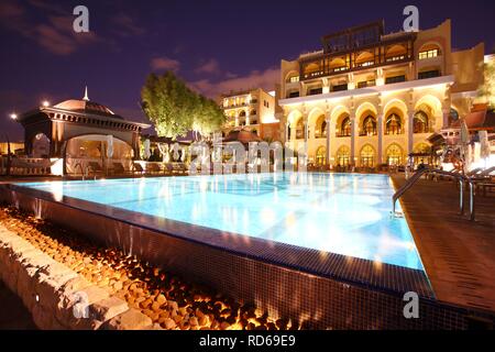 Piscine de l'hôtel, le Shangri-La Hotel, Qaryat Al Beri, Abu Dhabi, Émirats arabes unis, Moyen Orient Banque D'Images