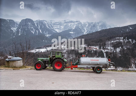 280 tracteur Fendit S avec remorque - citerne à lisier Lochmann debout sur l'arrière-plan de montagnes Banque D'Images