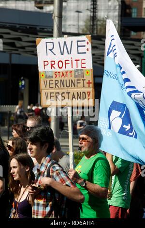 Manifestation anti-nucléaire devant le siège de la société de l'énergie RWE à Essen, Rhénanie du Nord-Westphalie Banque D'Images