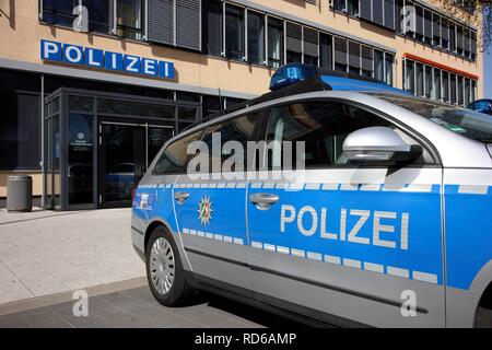 Voiture de patrouille garé en face d'une station de police moderne, Gelsenkirchen, Rhénanie du Nord-Westphalie Banque D'Images