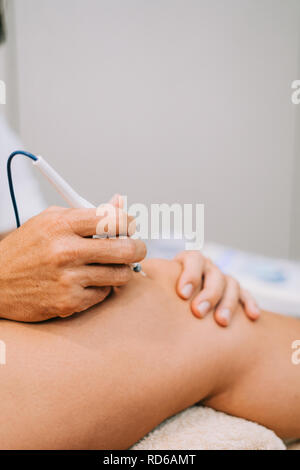 Aiguille aiguille sèche Electroacupunture raccordement de la machine à des aiguilles utilisées par acupunturist sur patient pour l'acupunture guidée par Intratissue Percutane EPI Banque D'Images