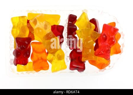 Ours gommeux de couleurs différentes dans un emballage en plastique transparent Banque D'Images