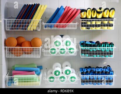 Outils, équipement sportif pour l'aquagym, l'aquagym, la rééducation par l'exercice, de la physiothérapie dans l'eau Banque D'Images