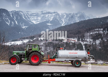 280 tracteur Fendit S avec remorque - citerne à lisier Lochmann debout sur l'arrière-plan de montagnes Banque D'Images