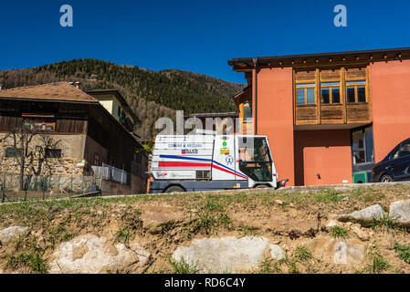 Le nettoyage des rues sweeper sur rue à Val di Sole, Trento, Italie Banque D'Images