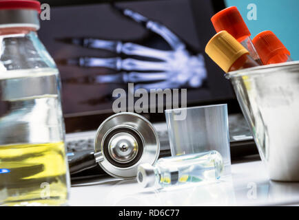 Plusieurs flacons et échantillon de sang à côté du stéthoscope dans un hôpital, conceptual image Banque D'Images