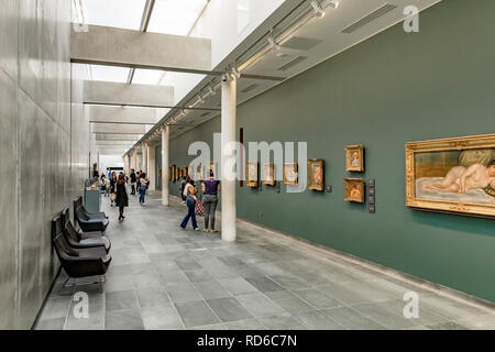 Les gens admirent les peintures impressionnistes logées au sous-sol du Musée de l'Orangerie, Paris, France Banque D'Images