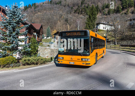 Skibus italien orange sur la route asphaltée de Val di Sole, trente, région Trentin-Haut-Adige, Italie Banque D'Images