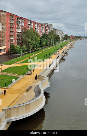 Kaliningrad, Russie - 18 août 2016 : les gens marcher sur la nouvelle promenade Amiral tributs, l'endroit préféré de repos Banque D'Images