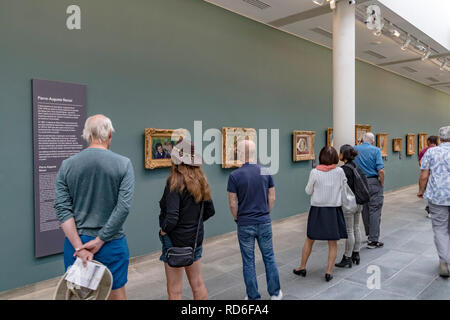 Les gens admirent les peintures impressionnistes logées au sous-sol du Musée de l'Orangerie, Paris, France Banque D'Images