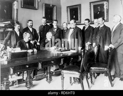 L'ambassadeur Cambon signant le Protocole de paix. Banque D'Images