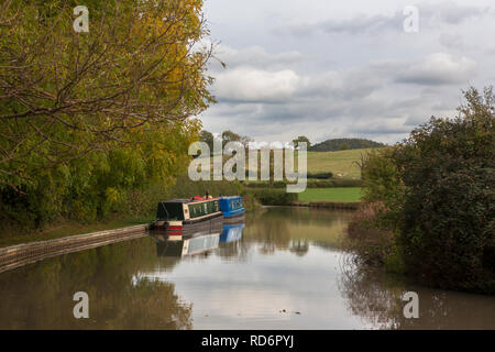 Sur le mouillage calme Grand Union Canal (Canal d'Oxford), près de pont de Nimrod, Branges, Warwickshire, Angleterre, Royaume-Uni (Wop) Banque D'Images