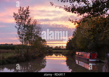 Coucher de soleil sur le Grand Union Canal près de Branges, Warwickshire, England, UK : mouillée 15-04 (Wop) Banque D'Images