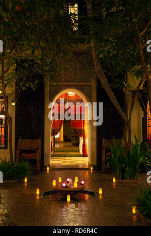 La cour intérieure d'un riad traditionnel marocain, Marrakech, Maroc Banque D'Images