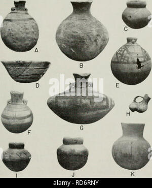 . Chronologie culturelle et le changement comme reflété dans la céramique de la vallée de Virú, Pérou. Poterie -- La vallée de Viru, Pérou ; Mounds -- Pérou Vallée Viru Viru ; Vallée, Pérou -- antiquités. SITES ET EXC.WATIOXS 75. Fig. 36. Tomaval pottt-ry de '-302. Un enterrement, 8 ; B et C, l'inhumation 9 ; D et H, l'inhumation 11 ; E, l'inhumation 13 ; F, I et J, l'inhumation 15 ; G, navire acheté à partir de près de Santa Elena ; K, enterrement 14. 11 L'inhumation. Profondeur 125 cm. Des profils, la position incertaine. (A) Sausalito noir-sur-W'hite jar double miniature représentant deux fruits ou vege- tables, avec bec verseur et poignée boucle plate (ht. 8,5 cm., fig. 36, H). Tous les o Banque D'Images