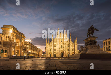 Milano piazza Duomo galleria et monument au lever du soleil, ciel nuageux Banque D'Images