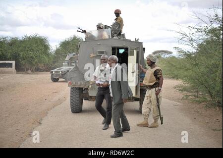 L'AMISOM Unité Humanitaire aujourd'hui a effectué une évaluation de Bulo Burte ville dans la région de Hiraan somalie. L'équipe a parlé à plusieurs groupes de la société civile tandis que sur le terrain et s'est rendu dans différents domaines (14711427300). Banque D'Images