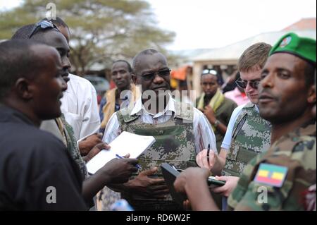 L'AMISOM Unité Humanitaire aujourd'hui a effectué une évaluation des Garbahaarey ville dans la région de Gedo en Somalie. L'équipe a visité l'hôpital de la ville, l'école, le marché, et des points d'eau au cours de la visite. (14700920720). Banque D'Images