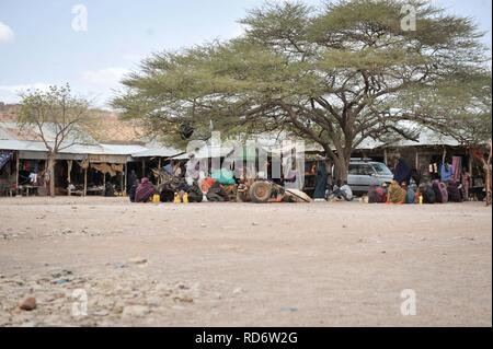 L'AMISOM Unité Humanitaire aujourd'hui a effectué une évaluation des Garbahaarey ville dans la région de Gedo en Somalie. L'équipe a visité l'hôpital de la ville, l'école, le marché, et des points d'eau au cours de la visite. (14885149434). Banque D'Images