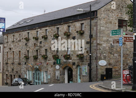 Office de tourisme de la ville d'Irlande. L'office de tourisme de Newport sur la façon sauvage de l'Atlantique dans le comté de Mayo en Irlande. Banque D'Images