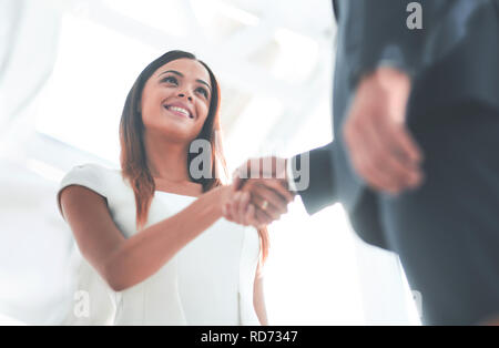 Beautiful businesswoman shaking hand avec son partenaire Banque D'Images