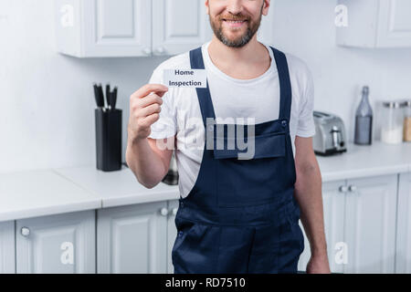 Cropped shot of male handyman holding boîte à outils et une carte montrant avec lettrage home inspection Banque D'Images