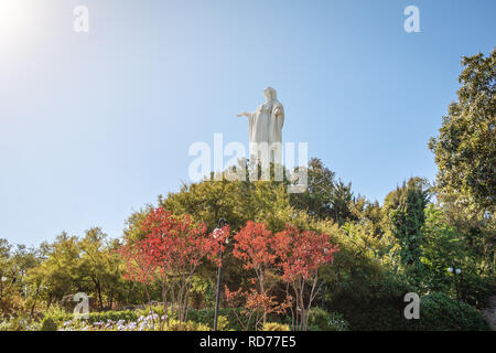 Statue de Vierge au sommet de colline de San Cristobal - Santiago, Chili Banque D'Images