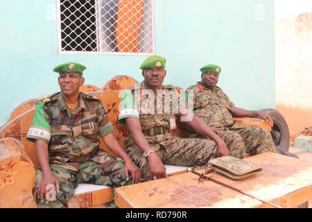 Le commandant de la Force de l'AMISOM, le général Osman Nour Soubagleh (à gauche), commandant adjoint de la Force de l'AMISOM, de soutien et de logistique, Nakibus Lakara (centre) et du secteur de l'AMISOM un chef, le brigadier. Samuel à Okiding (29664768434). Banque D'Images