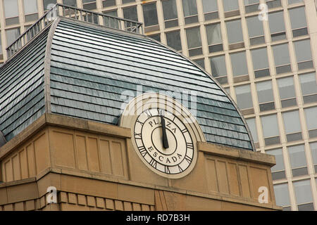 L'ancienne façade et l'horloge de la Plaza Escada à Chicago, il, USA Banque D'Images