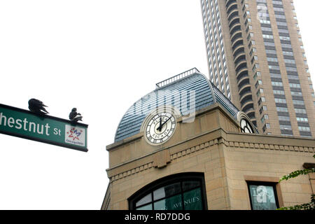 L'ancienne façade et l'horloge de la Plaza Escada à Chicago, il, USA Banque D'Images