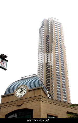 L'ancienne façade et l'horloge de la Plaza Escada à Chicago, il, USA Banque D'Images