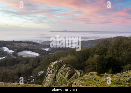 La recherche à travers la campagne anglaise sur un lever du soleil, les hivers avec brouillard couché dans la vallée ci-dessous. D Raggedstone Hill sur les collines de Malvern à la une Banque D'Images