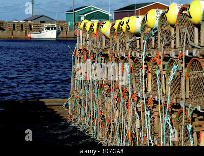 Bateaux de pêche au homard attaché à un quai dans les régions rurales de l'Île du Prince-Édouard, Canada. Banque D'Images