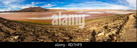 Lagune Colorada et magnifique paysage naturel à l'Altiplano Andes boliviennes. La couleur rouge de l'eau sur un environnement sauvage avec un horizon infini Banque D'Images