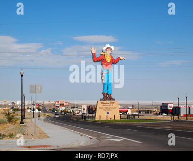 WENDOVER, Utah - Juillet 23, 2018 : Le 63' de hauteur cowboy nommé Wendover va se rendre à l'ouest accueille au Nevada à partir de la frontière de l'Utah et était original Banque D'Images