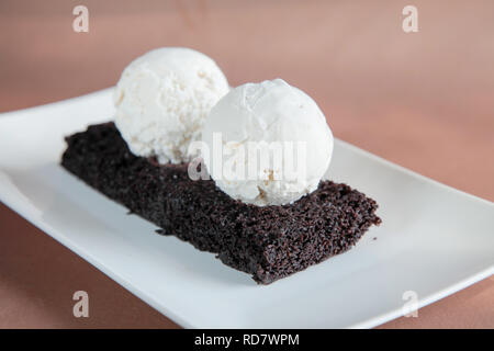 Brownie au chocolat avec crème glacée à la vanille Banque D'Images