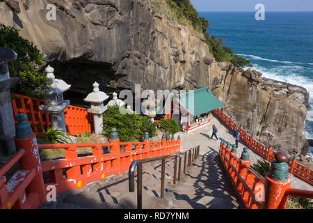 Miyazaki, Japon - le 6 novembre 2018 : escalier pour l'Udo culte, situé sur la côte Nichinan au sud de la ville de Miyazaki Banque D'Images