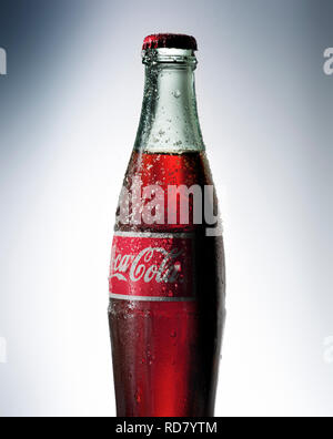 Close up bouteille verre de Coca Cola, studio shot Banque D'Images