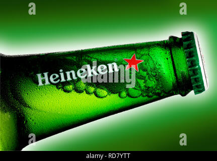 Close up de bouteille de Heineken, fond vert Banque D'Images