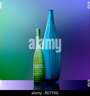 Bouteilles en verre bleu et vert, studio shot Banque D'Images